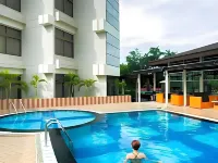 Horison Ultima Makassar - piscina