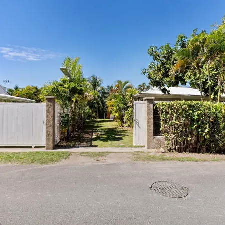 2BR Moorea Retreat With Private Canal BBQ