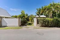 2BR Moorea Retreat With Private Canal BBQ - Wi-Fi