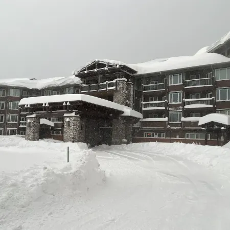 Spectacular Ski-in/Ski-Out Condo with 5-Star Appeal