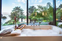 Jacuzzi Suite - Ocean Views & Beach Access - 5-Star