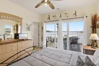 Bright Lakefront Condo, Amazing Views, Pools, Hot Tub - Boutique