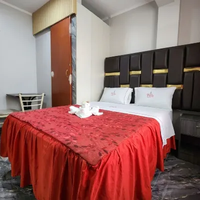 Hotel Paris Hotel dekat Plaza de Acho