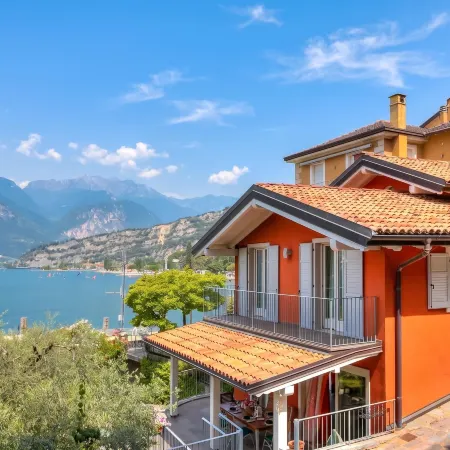 Villa Il Paradiso di Gabri: Lake-View Villa with Garden - Happy Rentals