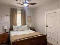 The Broadway Cottage - Great Bend Downtown(Pet Friendly) - Wifi