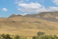 Wyoming Cabin Escape: Panoramic Mountain Views! - Homestays