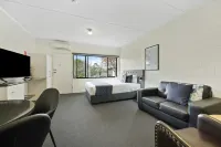 Hamilton Lakeside Motel - Motels