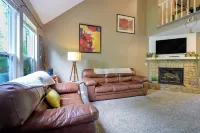 Walkable Overland Park Townhome w/ Patio - Apartments