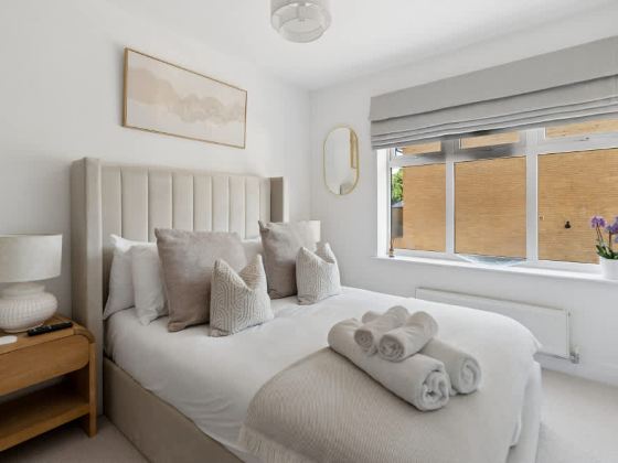 Virginia Water - 2 Bed w/ Parking - By Tempstay