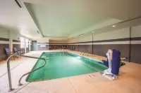La Quinta Inn & Suites by Wyndham Kingman - プール