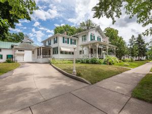 Carriage House Bed & Breakfast