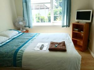 Double with Shared Bathroom Sleeps 1-2 Located 5 Minutes from Heathrow (Dsbyr)