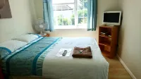 Double with Shared Bathroom Sleeps 1-2 Located 5 Minutes from Heathrow Dsbyr Hotel di Harlington