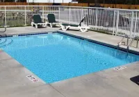 Suburban Studios Near Camp Lejeune - piscina