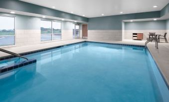 Holiday Inn Express & Suites Elkhorn - Lake Geneva Area