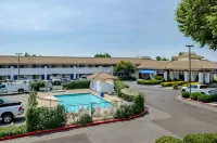 Motel 6 Oakdale, CA - Pool