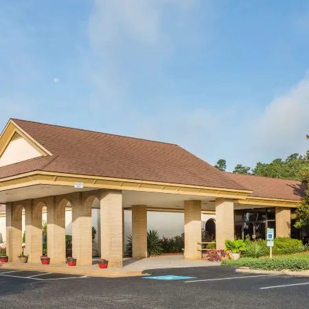 Days Inn & Conf Center by Wyndham Southern Pines Pinehurst