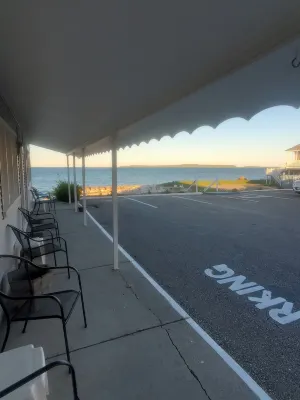 Bayview Lakefront Inn