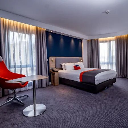 Holiday Inn Express DERRY - LONDONDERRY by IHG Отели рядом с достопримечательностью «Здание Гилдхолл»