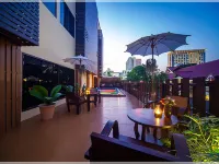 Cm Night Bazaar Boutique Hotel Отели рядом с достопримечательностью «Мост Наварат»
