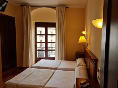 Hotel Plateros Hotels near Puerta del Compás