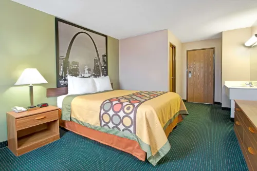 Super 8 by Wyndham Eureka/Six Flags Nearby - 2-Star