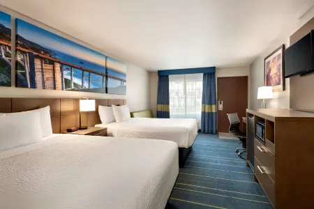 Days Inn & Suites by Wyndham Anaheim at Disneyland Park Отели рядом с достопримечательностью «Луигис Ролликин Роудстерс»