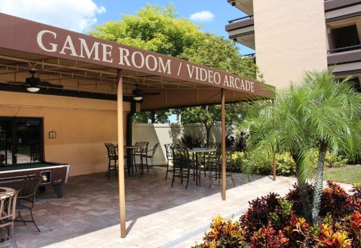 로젠 인 앳 포인트 올랜도의 넓은 수영장 전경