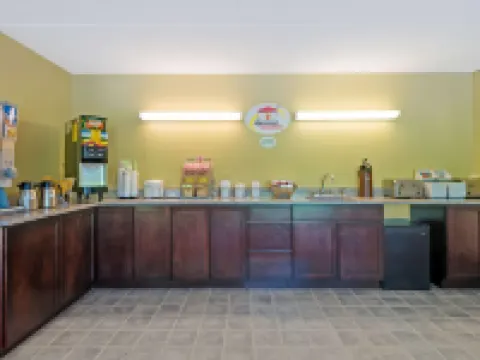 Super 8 by Wyndham White River Junction Hotels in Hartford