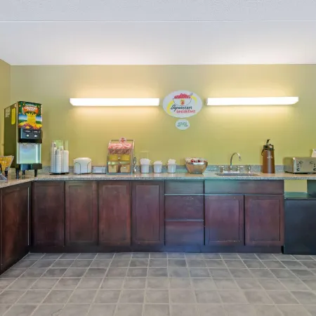 Super 8 by Wyndham White River Junction