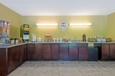 Super 8 by Wyndham White River Junction