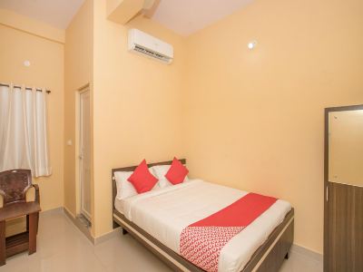 OYO 12840 Sri Guru Residency