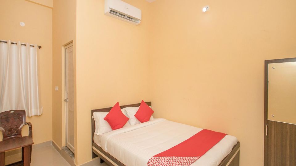 OYO 12840 Sri Guru Residency