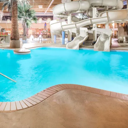 Ramada by Wyndham des Moines Tropics Resort & Conference Ctr