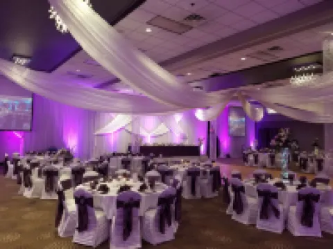 ダブルツリー バイ ヒルトン ホテル ブルーミントン ブルーミントンのホテル