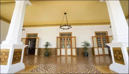 Colonial House Отели в г. Harjamukti