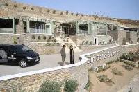 EmGard Suites Kythnos Hotel dekat Panagia Kanala