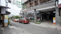 RedDoorz Syariah at Santana Stasiun Kepanjen Hotels in Cepokomulyo