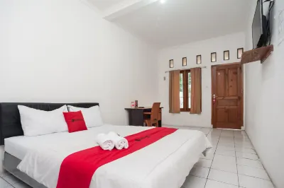 RedDoorz Syariah Plus Near Jatiwarna Toll Gate Hotel dekat GBI CIBUBUR TIMES SQUARE