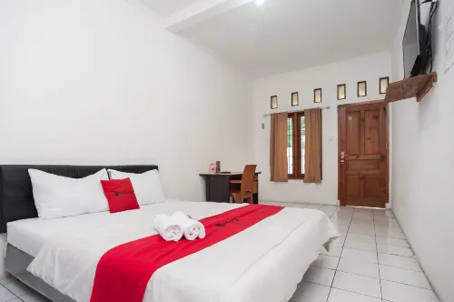RedDoorz Syariah Plus Near Jatiwarna Toll Gate Hotels in Jatiasih
