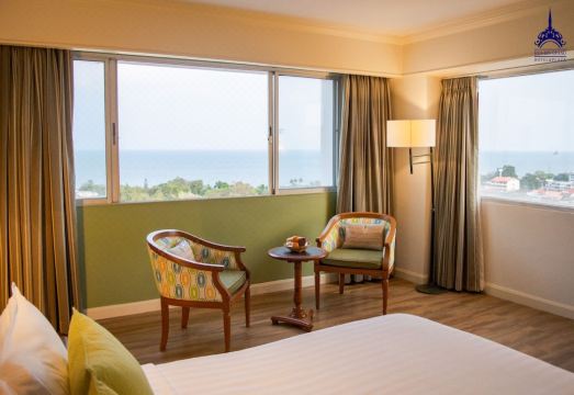 후아힌 그랜드 호텔 & 플라자의 외관 및 로비