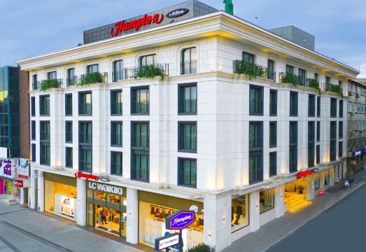 Hampton by Hilton 현대적인 객실 내부
