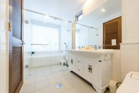 A Luxurious Detached House with a Pool Located IN Отели в г. Кин