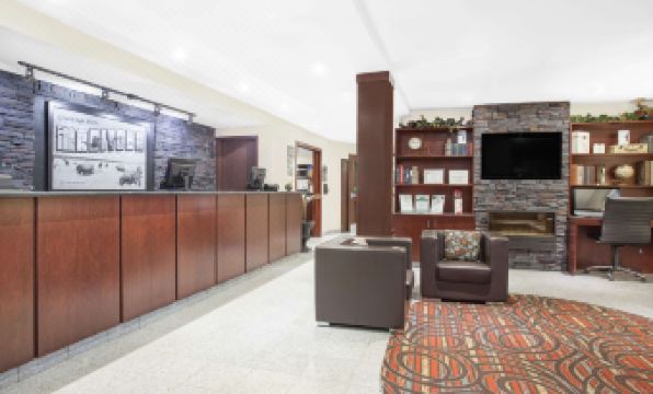 Super 8 by Wyndham Brandon MB