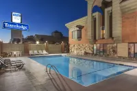 Travelodge by Wyndham Calgary South - piscine
