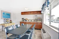Days Inn by Wyndham Seattle North of Downtown - Motels