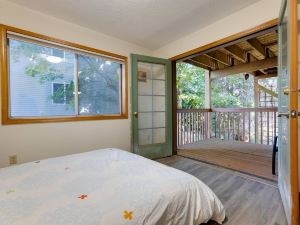 Oregon Jade Lodging- Spacious 2 Bedrooms, Ev Charger, Quite by Stream