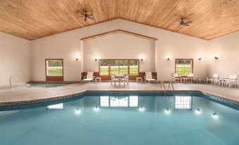 Country Inn & Suites by Radisson, Detroit Lakes, MN