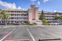 Jupiter Bay Condo w/ Pool < Half Mile to Beach! - Parking
