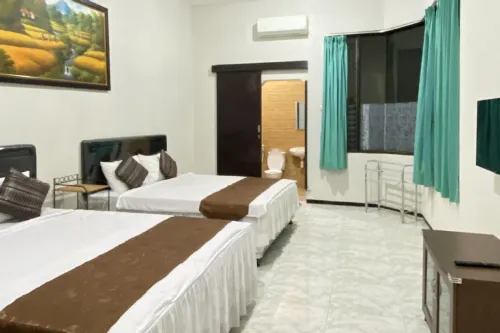 Family Guest House Malang - 2-Star